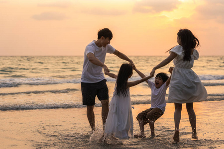 女孩 外部 母亲 太阳 夏天 快乐 海洋 假日 自然 爸爸