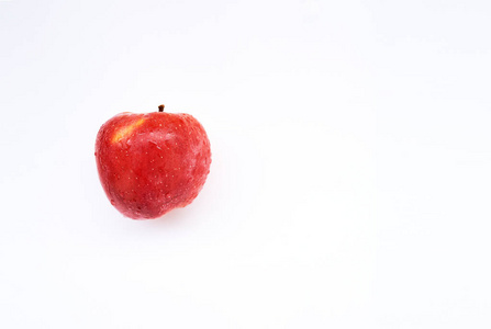 新鲜的红苹果果实，白色背景。