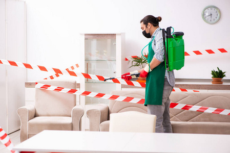 室内消毒的青年男性消毒剂照片
