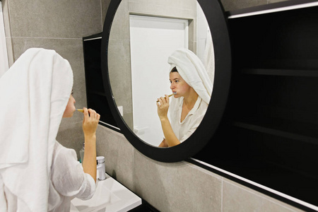 木炭 早晨 白种人 卫生 健康 女孩 照顾 牙膏 粘贴 镜子