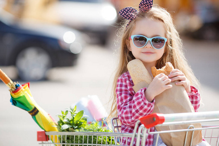 购物中心 可爱的 超市 超级市场 零售业 小孩 市场 消费主义