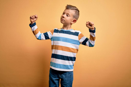 坚强的小金发男孩图片