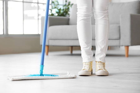 成人 清理 打扫 家务活 拖把 整洁 照顾 家庭 污垢 家庭清洁