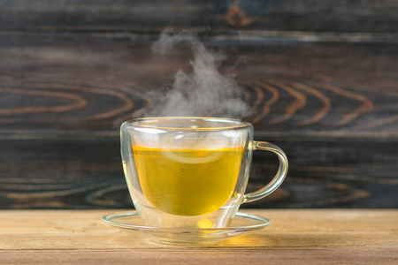 玻璃透明杯热绿茶木桌健康饮料，抗应激饮料概念