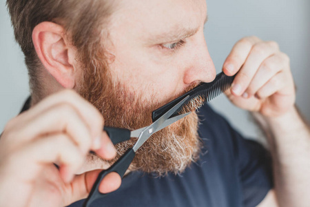 发型 男人 大流行 照顾 理发师 成人 胡子 特写镜头 个人