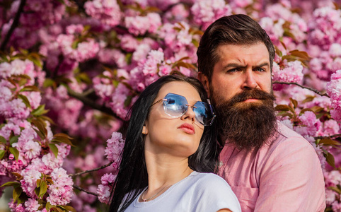 在盛开的花园里的女人图片