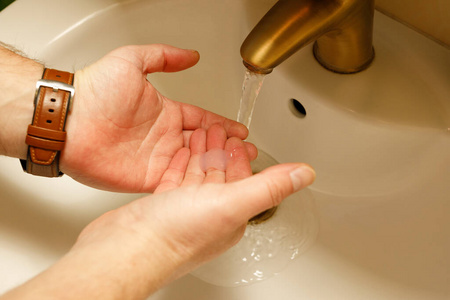男人 手指 打扫 预防 消毒杀菌剂 大流行 浴室 光晕 肥皂