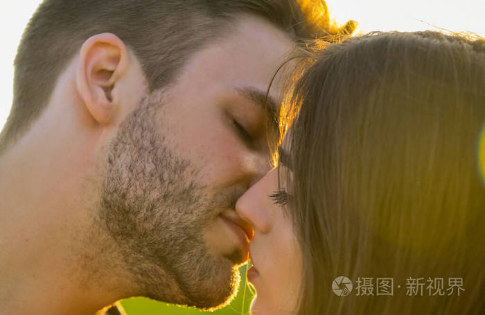 接吻相爱的情侣浪漫的约会两个情人的肉欲之吻恋爱中的人在一起放松