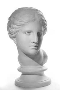白色背景上孤立的古代维纳斯头像石膏复制品.石膏雕塑女人脸.照片