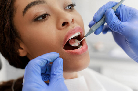 牙医检查黑人妇女的龋齿