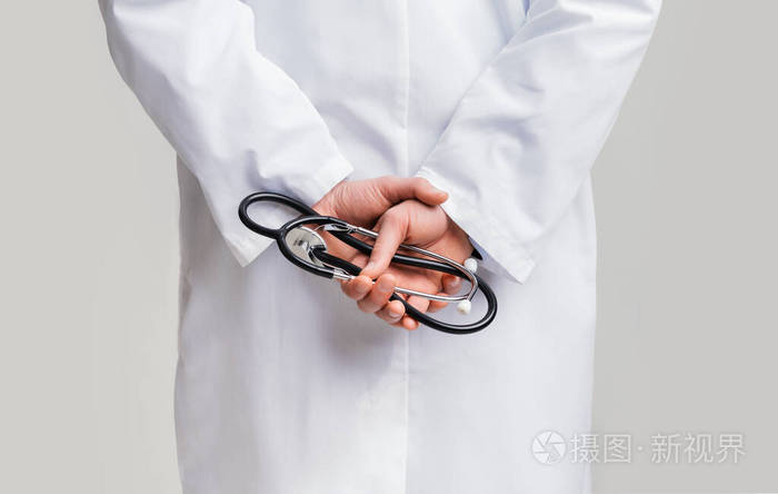 医疗设备男医生背着听诊器