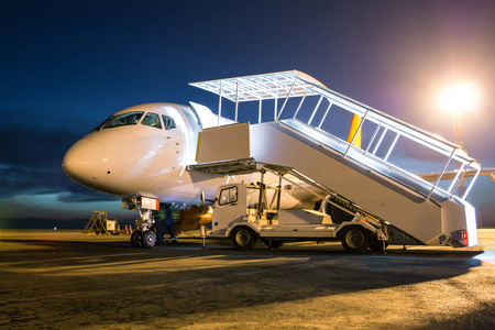 旅行 驾驶舱 机场 离开 喷气式飞机 夜间 飞机 空气 机身