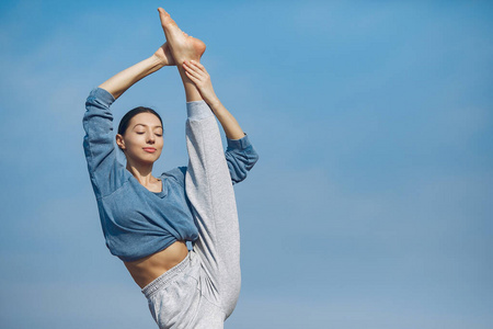 可爱的女孩在空中训练