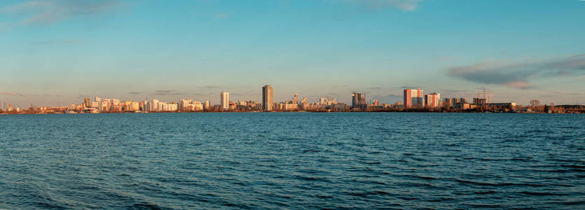 日落时从海滨俯瞰叶卡捷琳堡市天际线全景