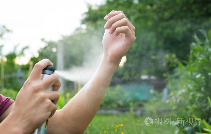 青年男子喷洒蚊香驱蚊剂在福瑞斯特防虫呵护理念