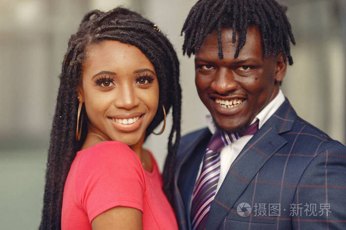 时髦的黑人夫妇在春城里度过时光