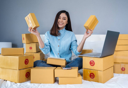 中国人 美丽的 女人 企业家 市场营销 商店 包装 笔记本电脑