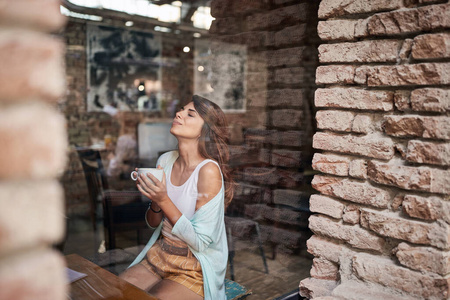 在线 女孩 阅读 智能手机 咖啡馆 聊天 享受 朋友 技术