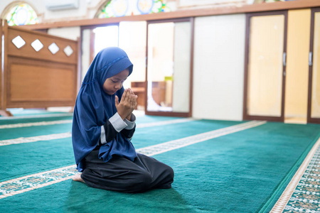 儿童女孩折她谢谢你上帝的手为我今天的晚饭老式滤镜效果圣母玛利亚与