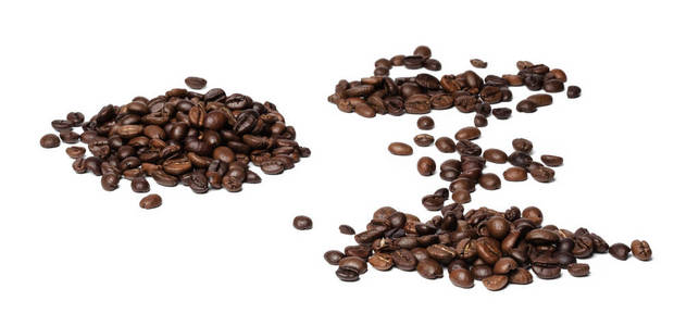 白色背景下分离的咖啡豆。闭合。