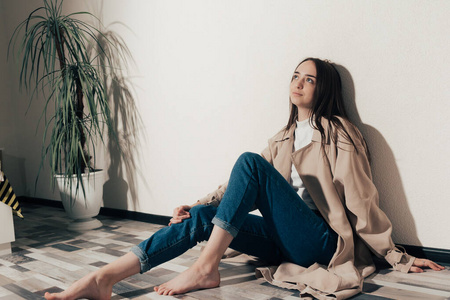 悲伤的女孩坐在地板上照片