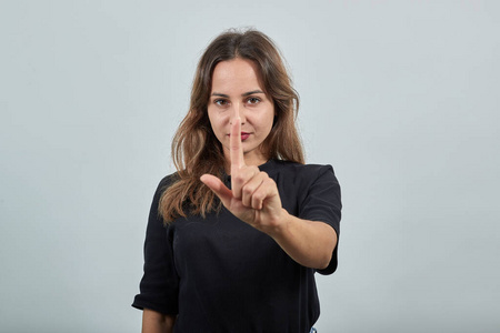 持异议的女孩用食指的手势否认了这一点照片