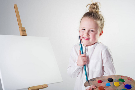 教育 创造力 学龄前儿童 白种人 画家 快乐 油漆 可爱极了