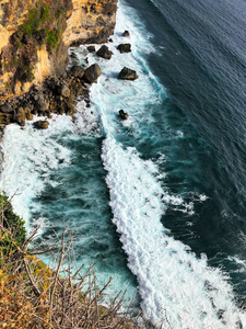 海浪冲击岩石海岸的壮丽景色图片