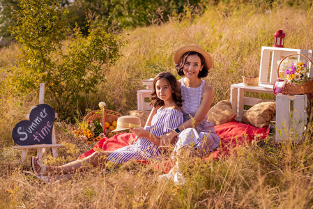 妈妈在夏天和女儿一起野餐