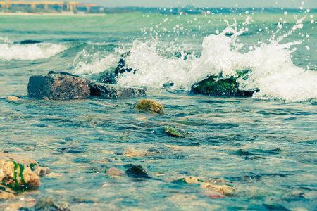 海浪拍打着石头hdr景观