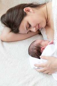 母性，婴儿期，童年，家庭，护理，医药，睡眠，健康，母性概念母亲的肖像与新生儿用尿布包裹在白色背景上，文本位置，特写，软聚焦