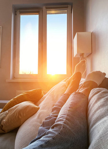 穿着白袜子的年轻女子躺在家里的沙发上照片