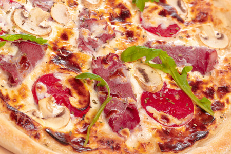 意大利快餐。美味的热披萨，切成薄片，放在白色背景上隔离的木盘上
