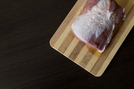 猪肉 烧烤 生的 特写镜头 桌子 木材 烹调 牛肉 厨房