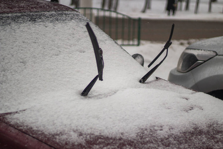 汽车玻璃上的雪图片