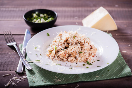 大米 蘑菇 蔬菜 西芹 自制 帕尔马干酪 热的 晚餐 意大利调味饭