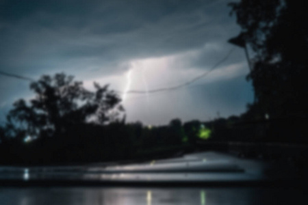 夏夜，村庄里有强烈闪电的雷雨