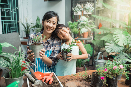 母女俩园艺和种植一些植物