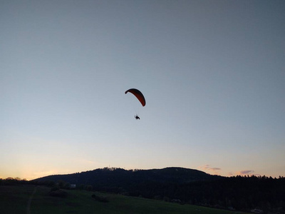 美丽的 寄生 旅行 空气 男人 运动 滑翔 降落伞 自由