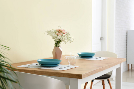 在室内 盘子 桌子 食物 安慰 要素 房间 餐具 趋势 公寓