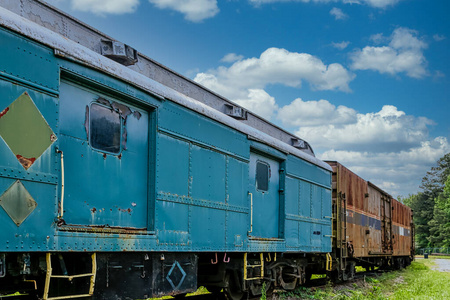 蓝色和棕色的火车车厢
