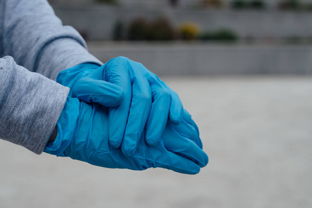 女性手戴防护手套,防止病原体传播保护照片