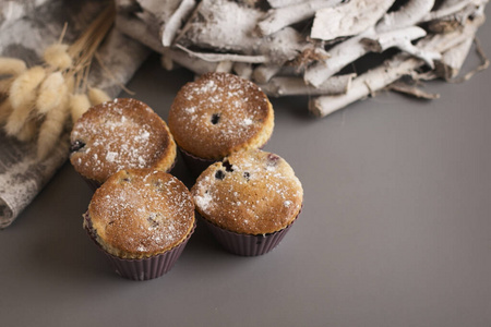  Delicious cupcakes with currants on the table