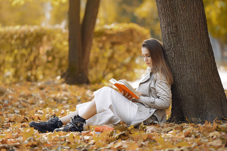 Elegant and stylish girl in a autumn park