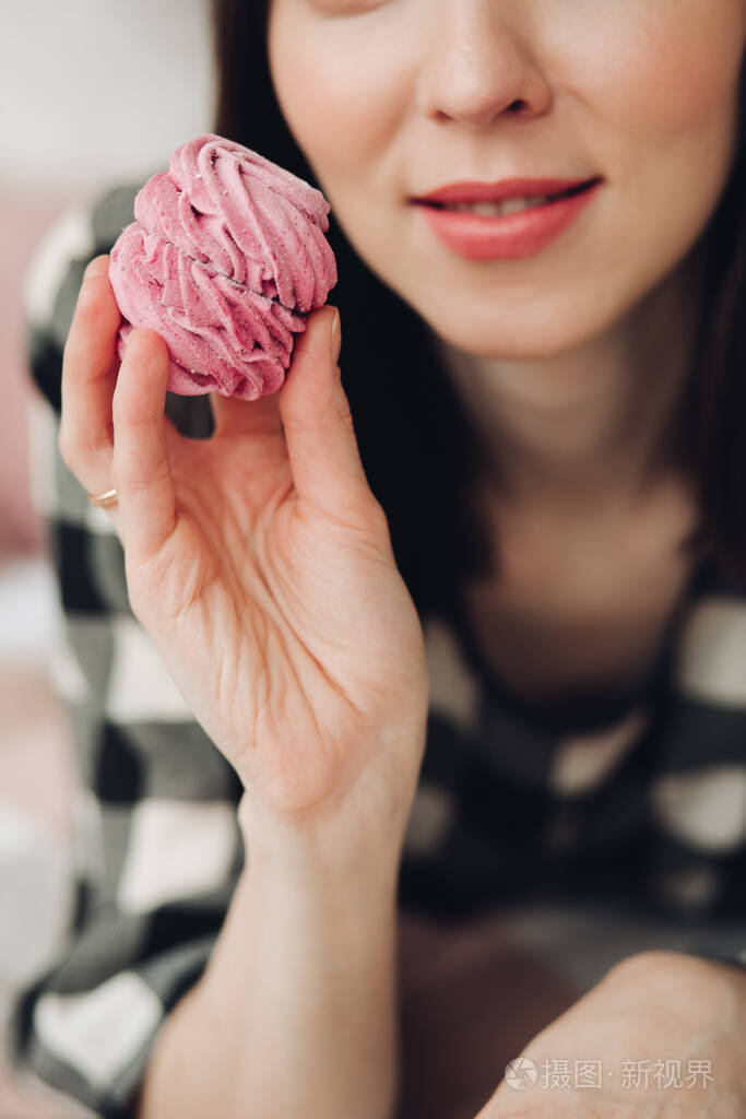 漂亮女人煮棉花糖吃