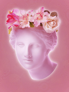 美丽的年轻女性粉红色的脸和五颜六色的花朵纹理背景。把维纳斯的古董半身像贴在花环里。美丽的春夏模特儿带着清新的花束。