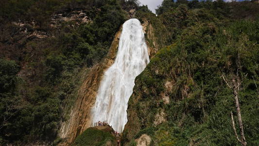 风景 美丽的 落下 自然 瀑布 森林 流动 岩石 公园 旅行