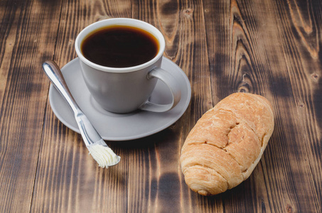 面包 咖啡 饮料 热的 食物 甜的 能量 牛角面包 发髻