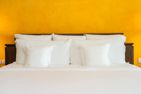 简单的 房间 桌子 阁楼 卧室 家具 公寓 床上用品 米色