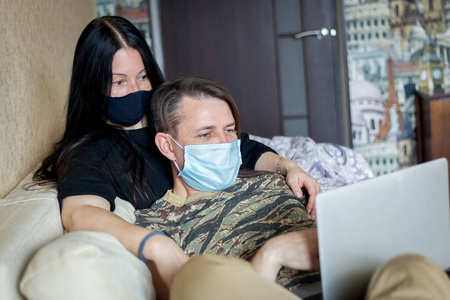 在家隔离年轻夫妇在家自我隔离隔离隔离照片
